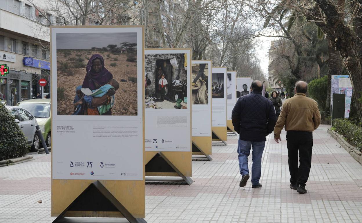 Exposición de fotografías en el Paseo de Cánovas de Cáceres