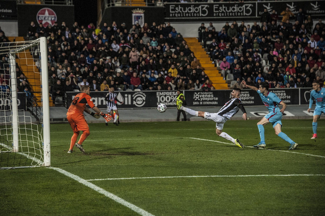 13.000 espectadores disfrutaron de la victoria del CD Badajoz ante el Eibar