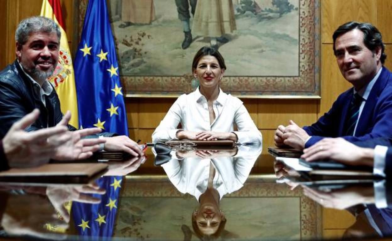 El secretario general de CC OO, Unai Sordo, la ministra de Trabajo, Yolanda Díaz, y presidente de la patronal CEOE, Antonio Garamendi, el día del acuerdo. 