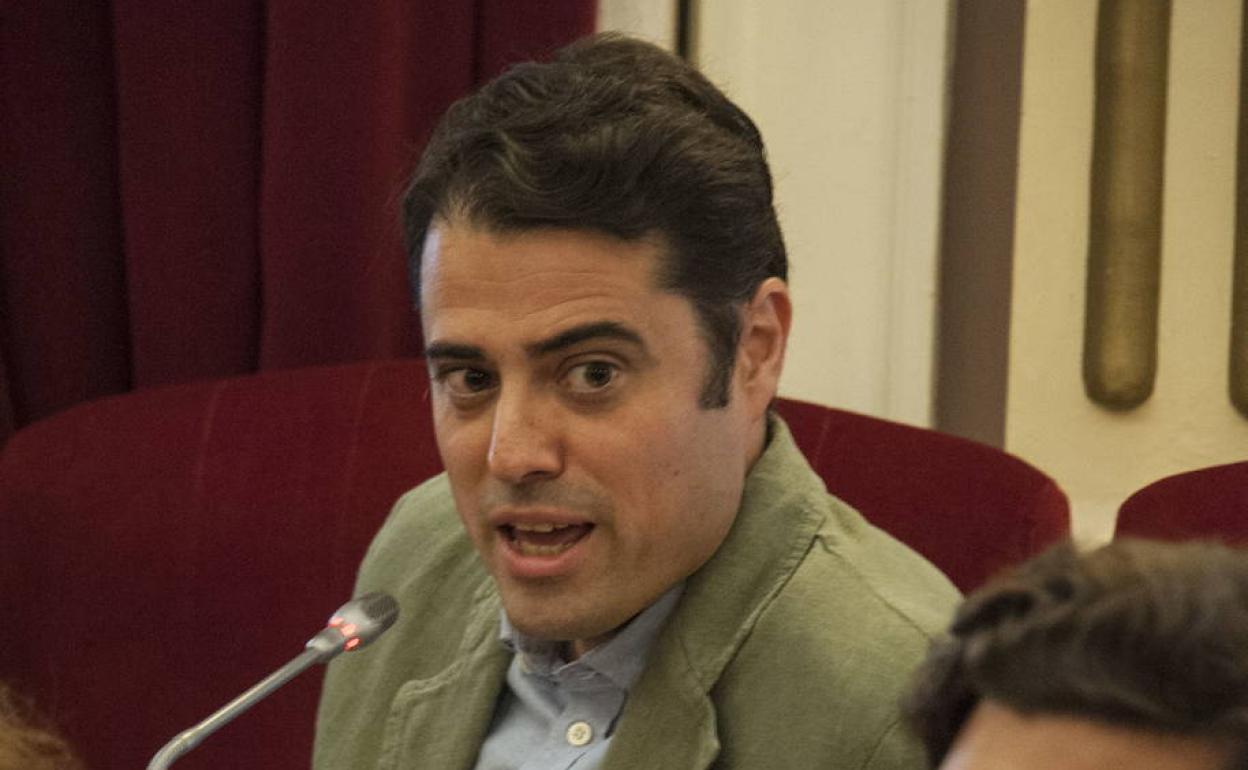 «Sigo trabajando, aquí está mi nómina y seguiré dando la cara», declaró Vélez tras conocer que Vox quiere que devuelva su acta de concejal.