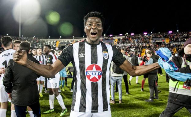 Federico Bikoro, uno de los últimos fichajes, celebra la victoria ante el Eibar en su debut con la camiseta albinegra:: 