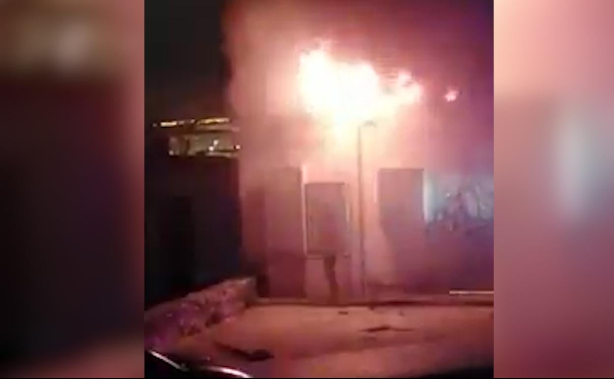 Los vecinos grabaron las imágenes del transformador ardiendo.