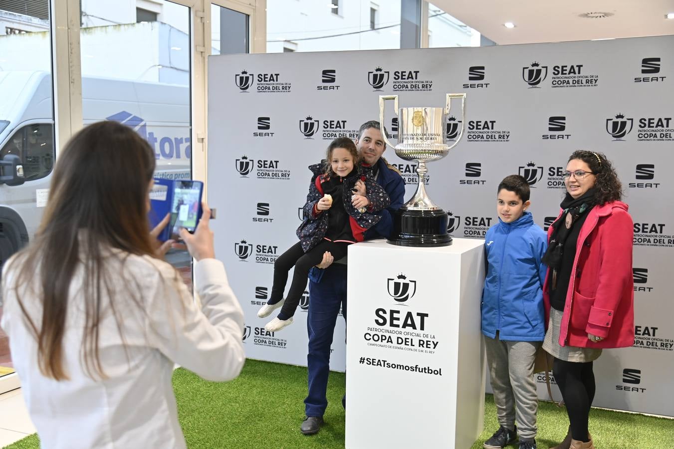 La Copa del Rey se exhibe en Badajo