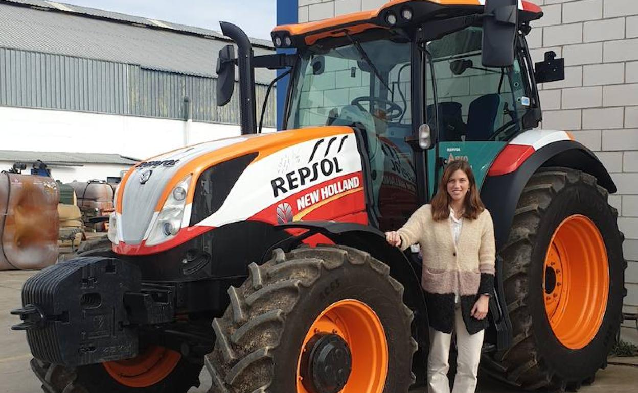 Natalia García-Camacho, junto al tractor del concurso.