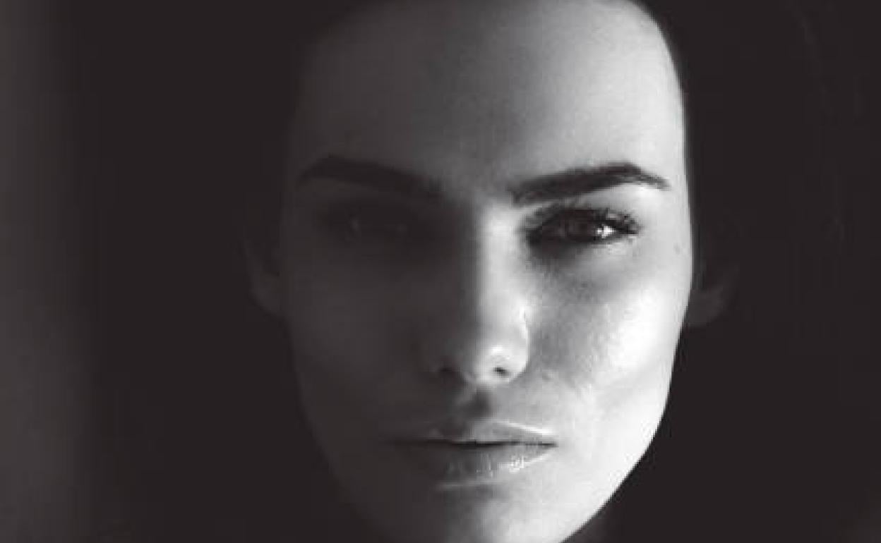 Presentación del libro 'A un milímetro de ti' en el Ateneo de Cáceres