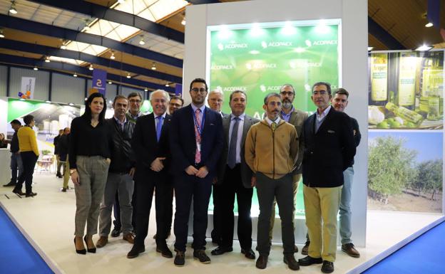 Miembros de Acopaex en su stand de Agroexpo:: ESTRELLA DOMEQUE