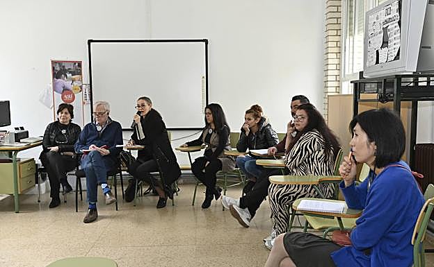Philip Alston, en el centro, durante la reunión con las madres de los Colorines y Santa Engracia. :: J. V. A.