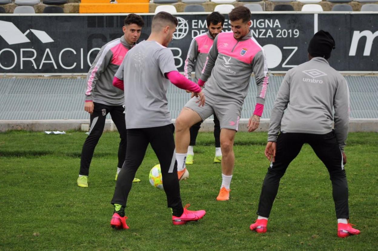Isma Cerro (en el centro) entrenando con sus compañeros. 