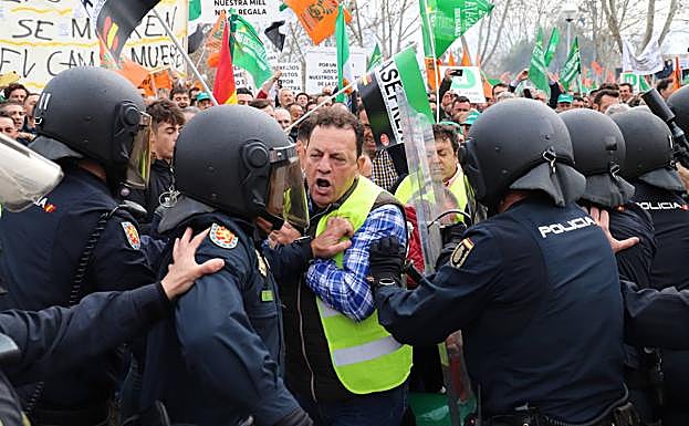 Un manifestante rodeado de policías en Feval, el miércoles en Don Benito. 