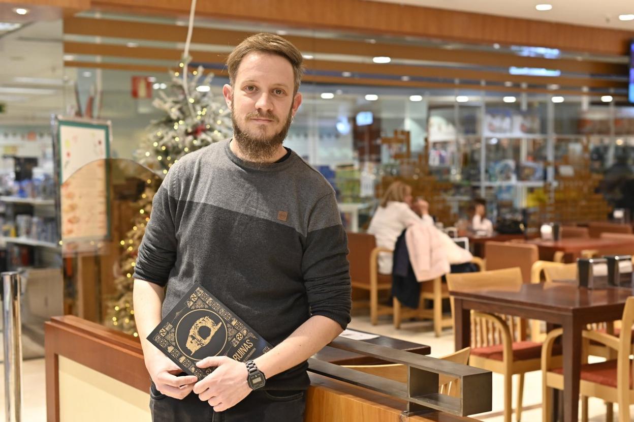 José Luis Díaz con su libro 'Arte en ruinas' en Badajoz. :: J. v. Arnelas