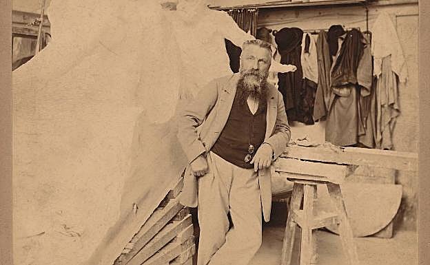  Rodin acodado en un banco junto al monumento a Víctor Hugo hacia 1898. 