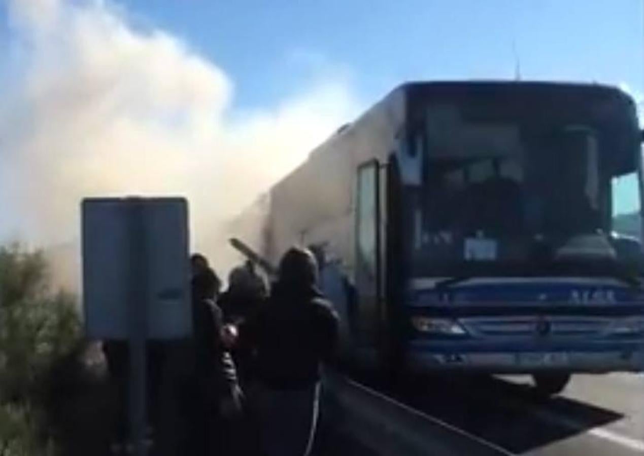 Fotos: Imágenes del autobús que ha salido ardiendo en la A-66 entre Mérida y Cáceres