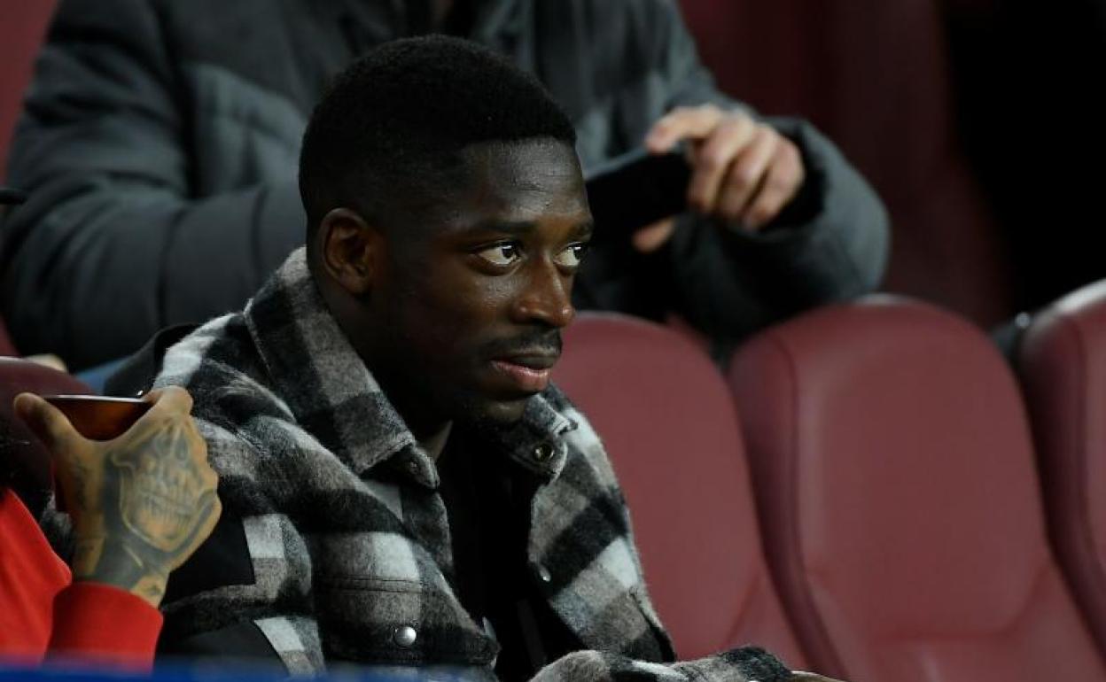 Ousmane Dembélé sigue un partido desde la grada del Camp Nou.