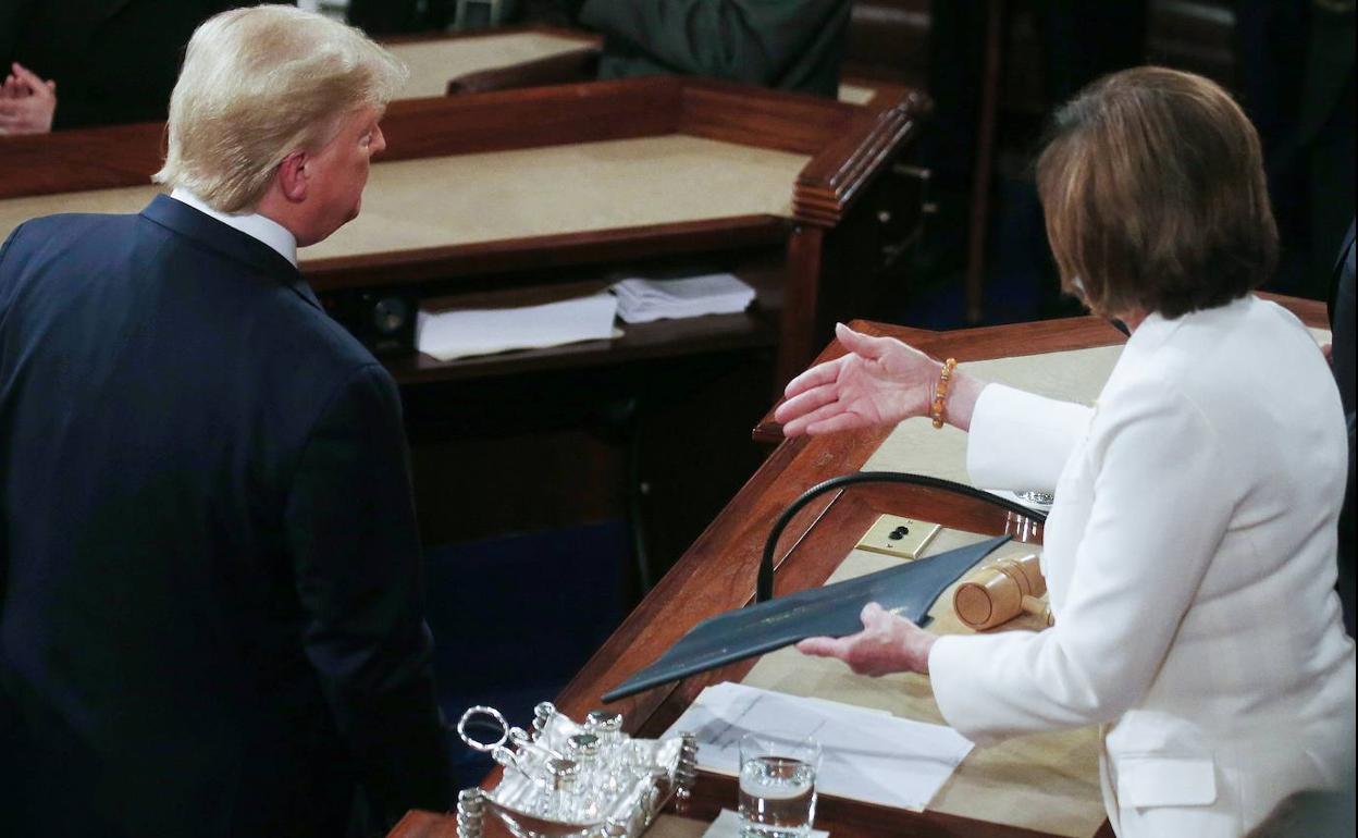 Momento en que Donald Trump pasa delante de la portavoz Nancy Pelosi y hace caso omiso a su saludo.