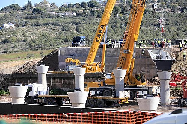 Empiezan a instalar la plataforma del viaducto de la Ronda Sureste