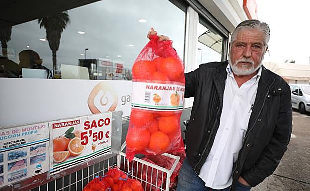 Miguel Pozo, en una gasolinera de montijo con sus cítricos.