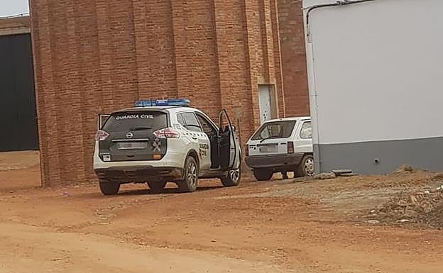 El vehículo Opel Corsa ubicado en Guareña en la que han encontrado dos armas cortas. 