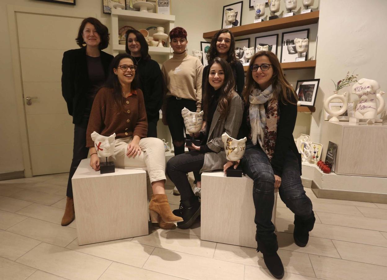 Alumnas de la Escuela de Arte posan en la tienda Terracota de Mérida. :: j. m. romero