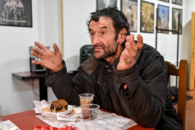 Ramón Rodríguez desayunando en La Soledad. :: j. v. a.