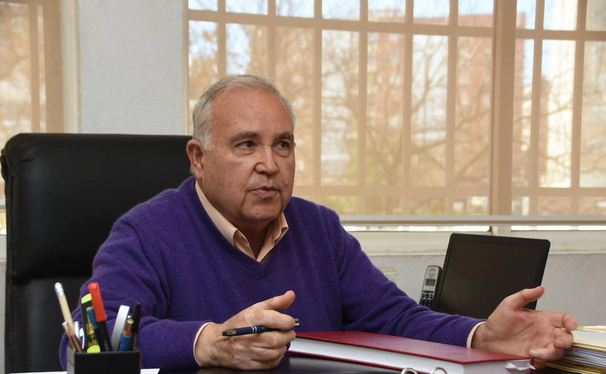 Charla de José Jerez Iglesias en el chalé de los Málaga de Cáceres