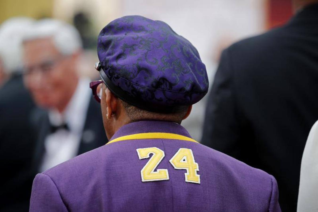 Spike Lee lleva un traje en honor a Kobe Bryant. 