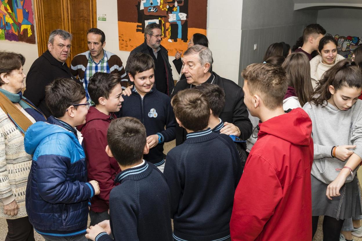 José Luis Retana, ayer con escolares de las Josefinas. andy solé