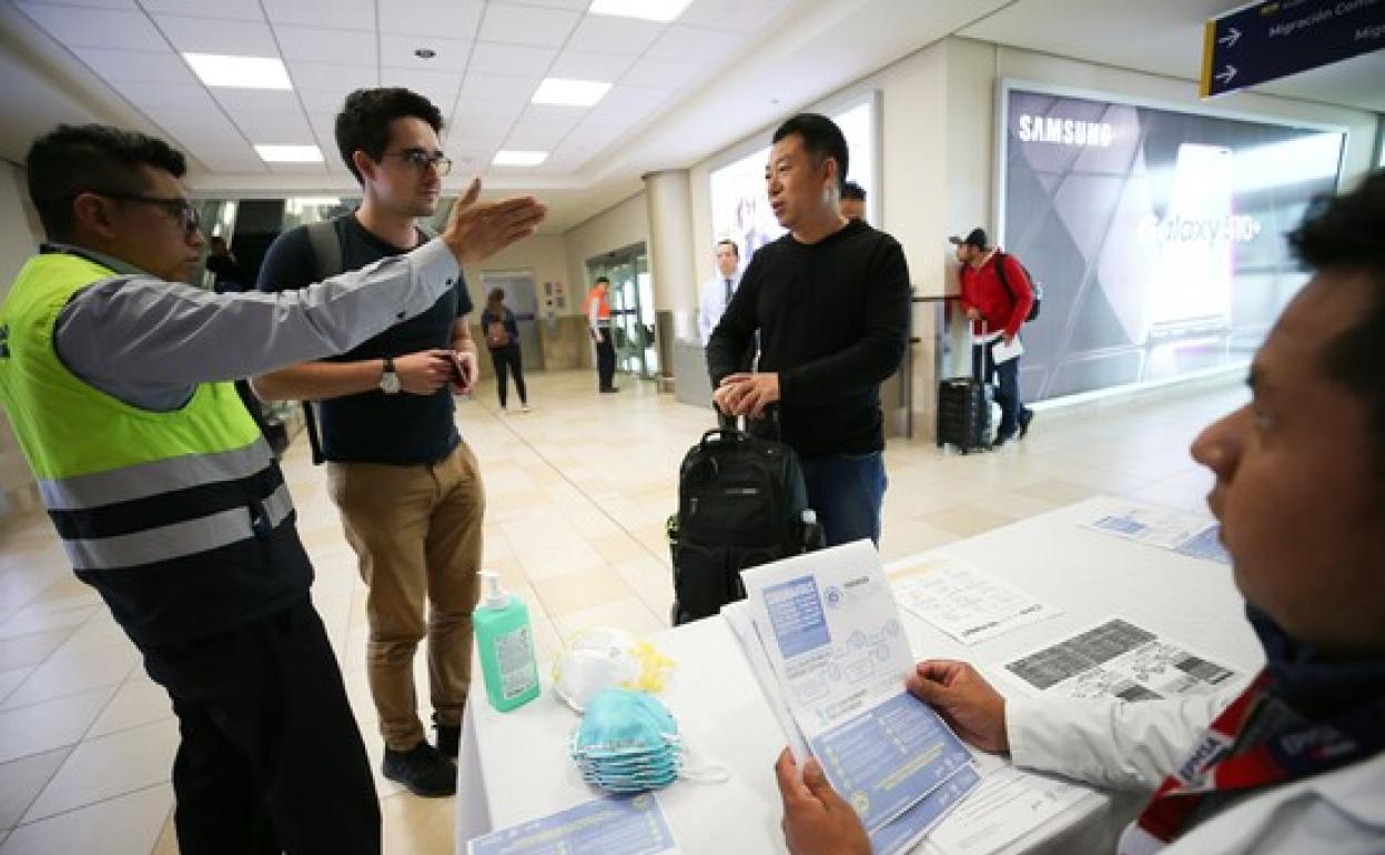 Controles médicos en el aeropuerto de Quito (Ecuador) por el coronavirus 