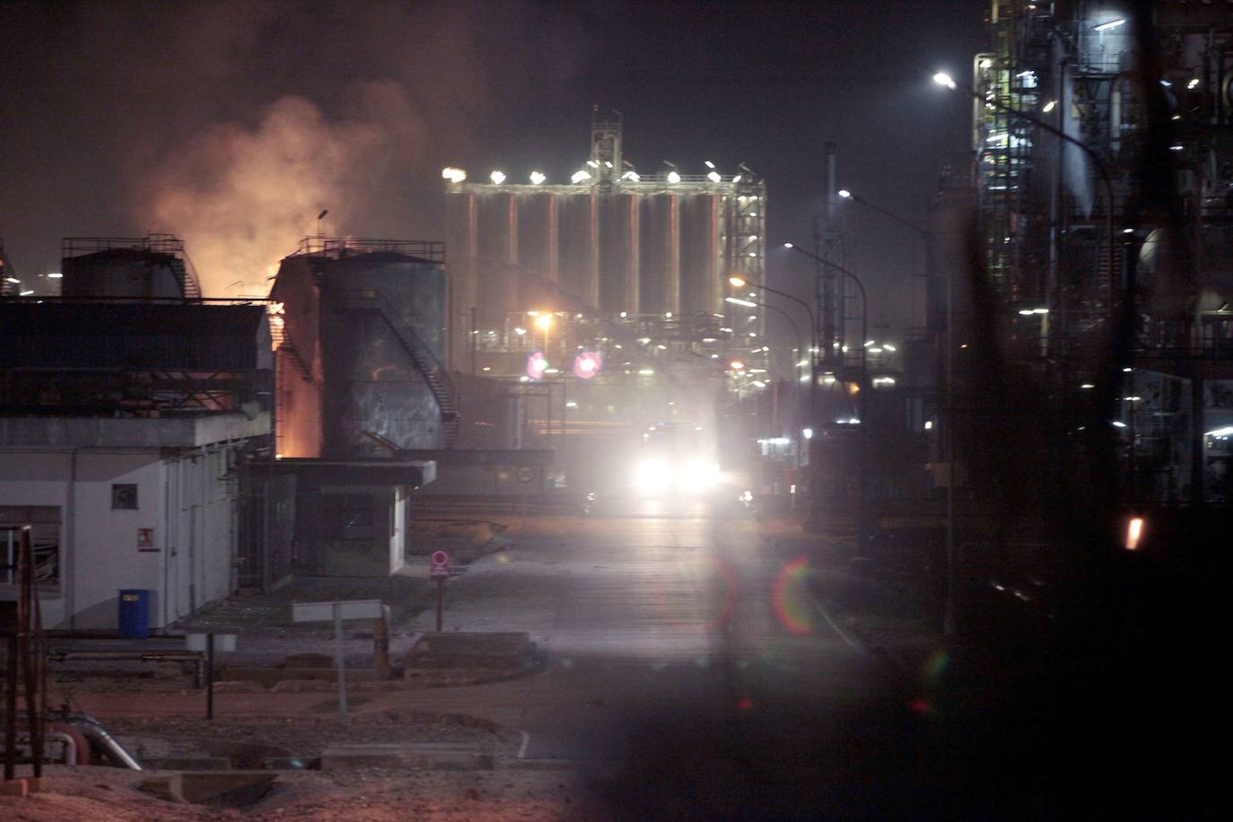 Momento posterior a la explosión en la planta petroquímica de La Canonja:: EFE
