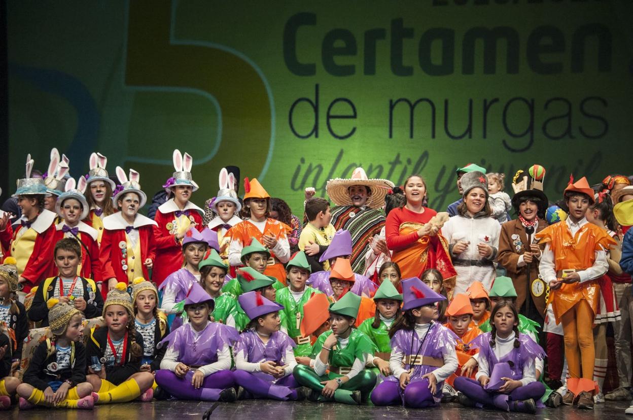 Foto de familia de las murgas infantiles en 2019. hoy