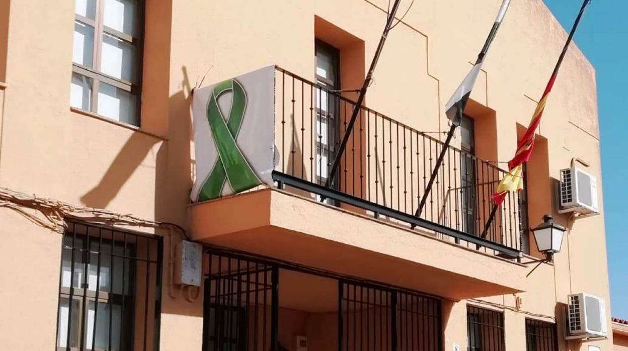 El lazo verde cuelga ya en el Ayuntamiento de Valdehúncar. HOY