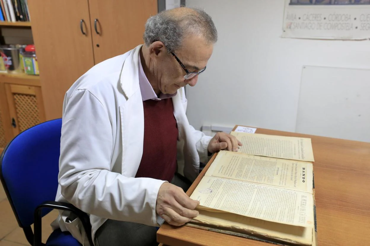 Fernando Jiménez Berrocal consultando el libro de bandos en el Palacio de la Isla. L. C. 