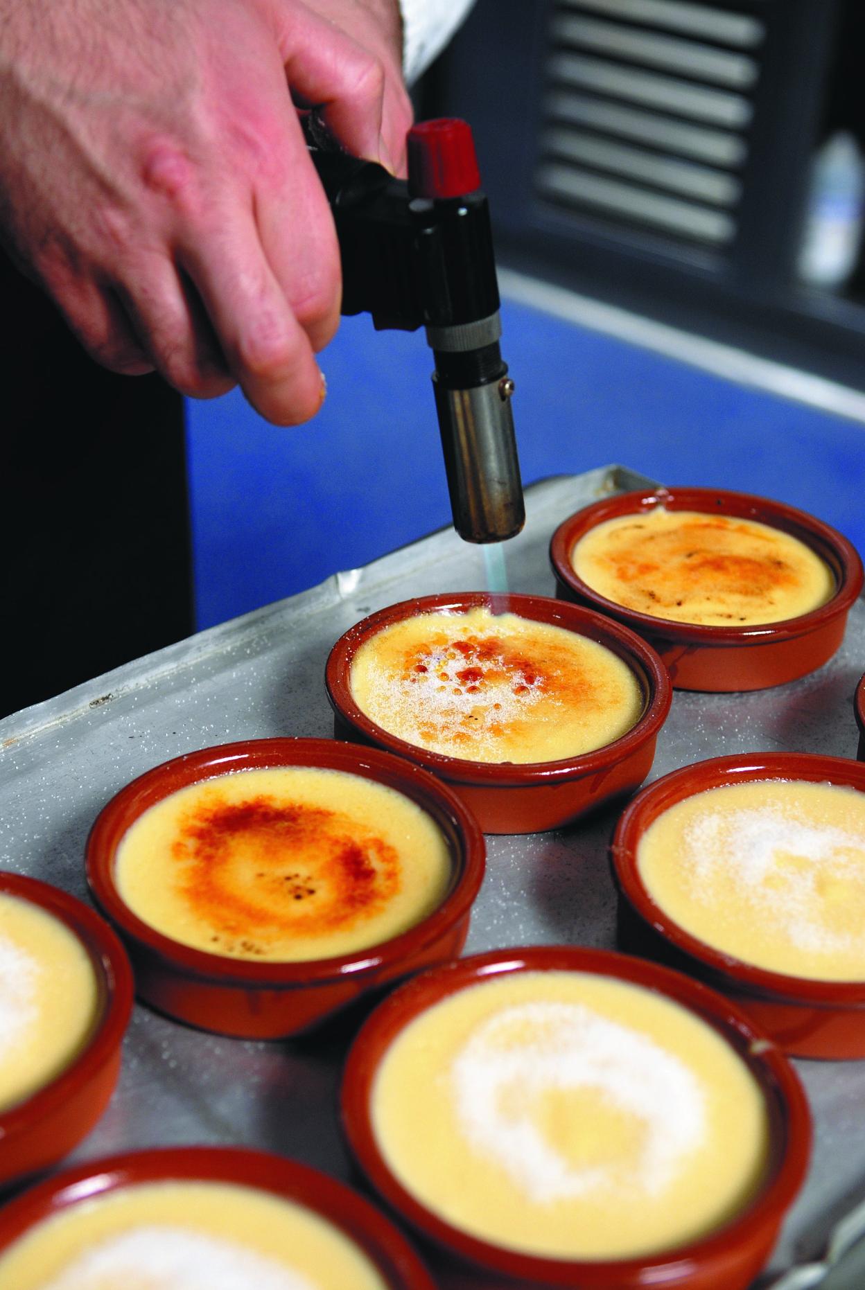 Cazuelitas de rica crema catalana. HOY