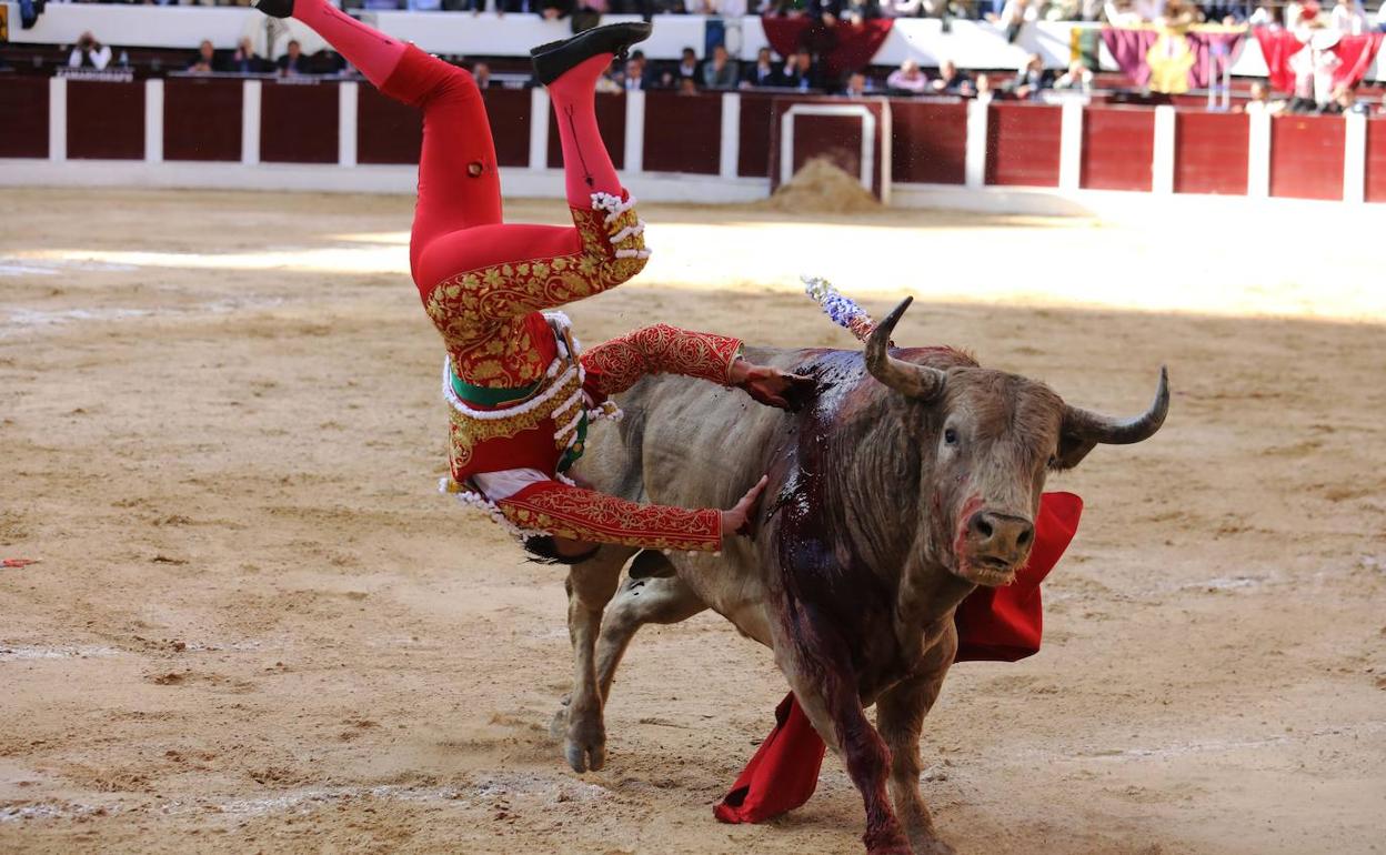 El Antonio Ferrera lidia su primer toro de la tarde de nombre 'artillero' este domingo, en la temporada taurina 2020 que se realiza en la plaza de toros La Santamaría, de Bogotá (Colombia). 