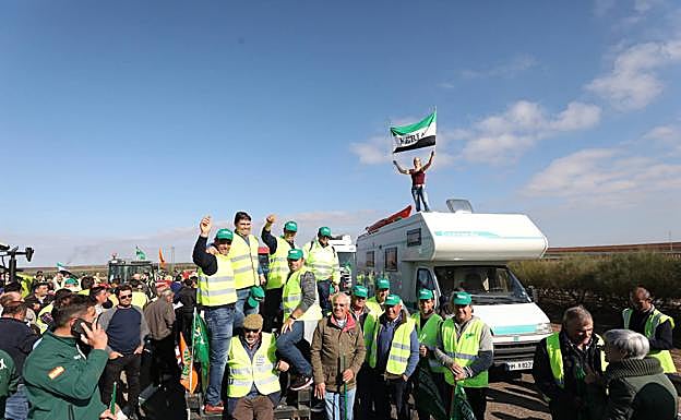 Cortes a la altura de Almendralejo con la viajera alemana que se unió a la manifestación, subida a la caravana. 