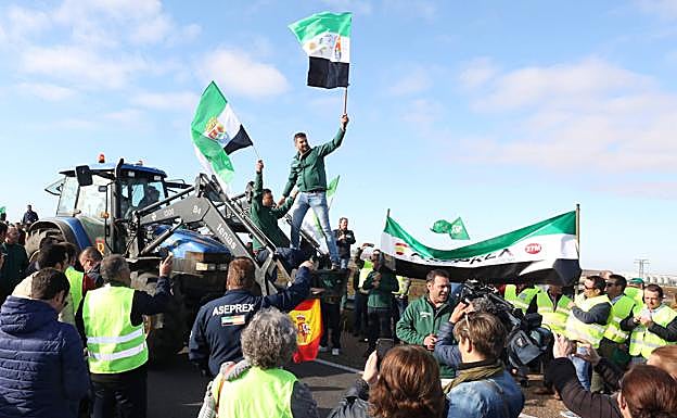 Manifestantes cortando la autovía A-66, a la altura de Casar de Cáceres. 