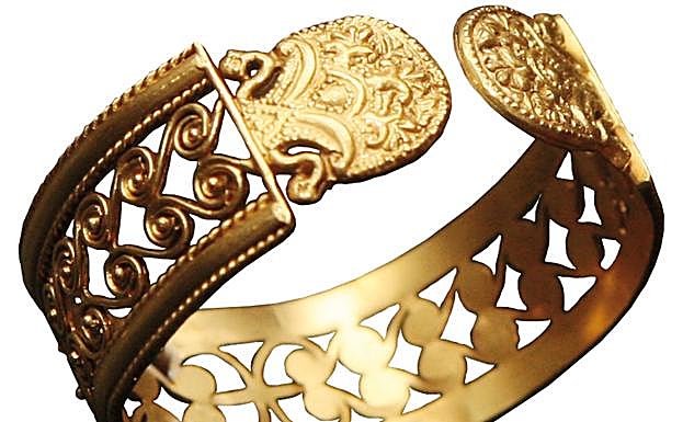 Una de las piezas del Tesoro de Aliseda.