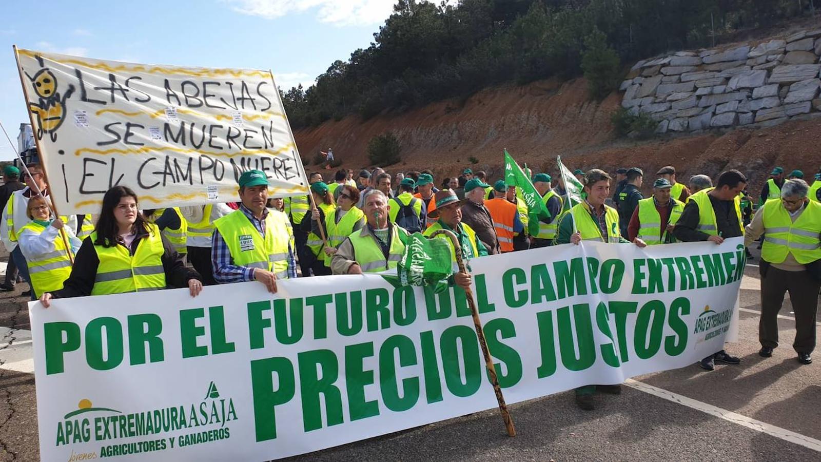 Fotos: Cortes de tráfico en Extremadura durante la jornada de protesta de los agricultores