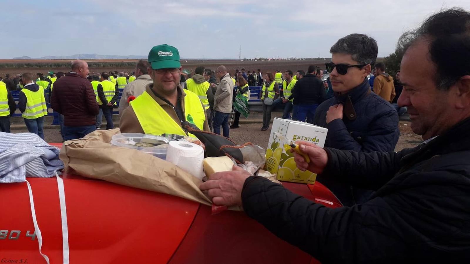 Fotos: Cortes de tráfico en Extremadura durante la jornada de protesta de los agricultores