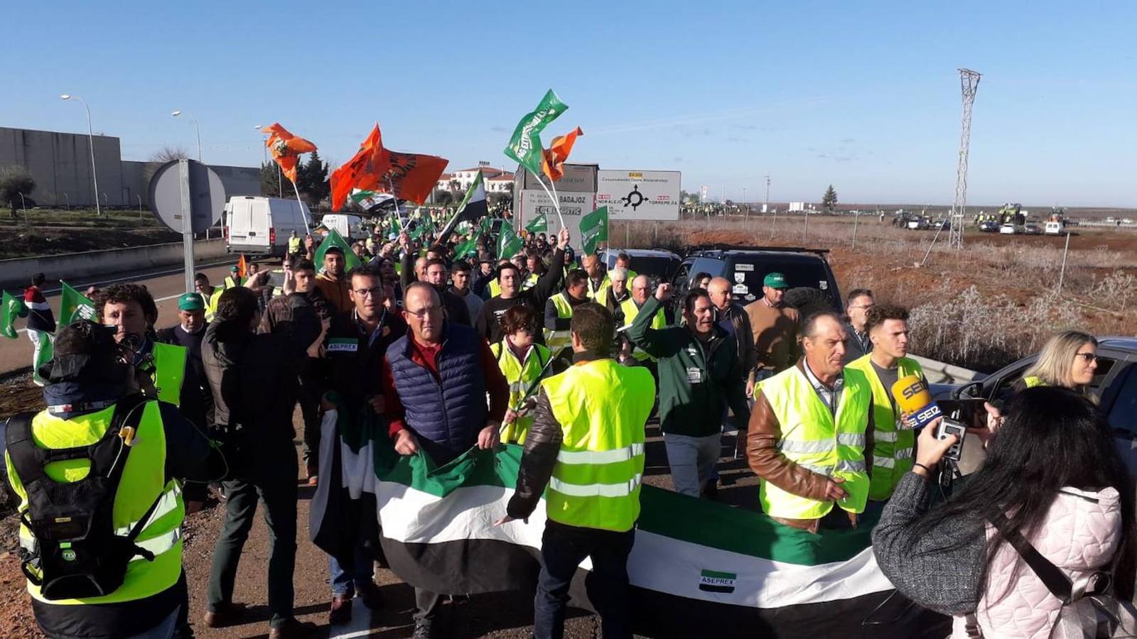 Fotos: Cortes de tráfico en Extremadura durante la jornada de protesta de los agricultores