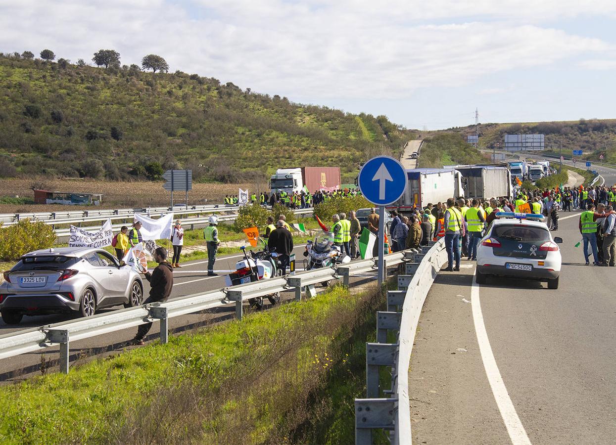 Fotos: Cortes de tráfico en Extremadura durante la jornada de protesta de los agricultores
