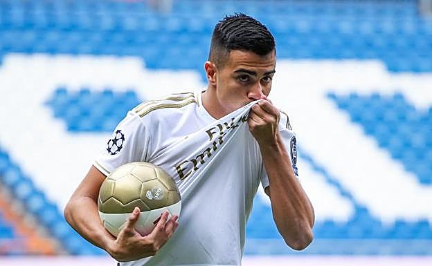 Reinier besa el escudo del Real Madrid durante su presentación en el Santiago Bernabéu. 