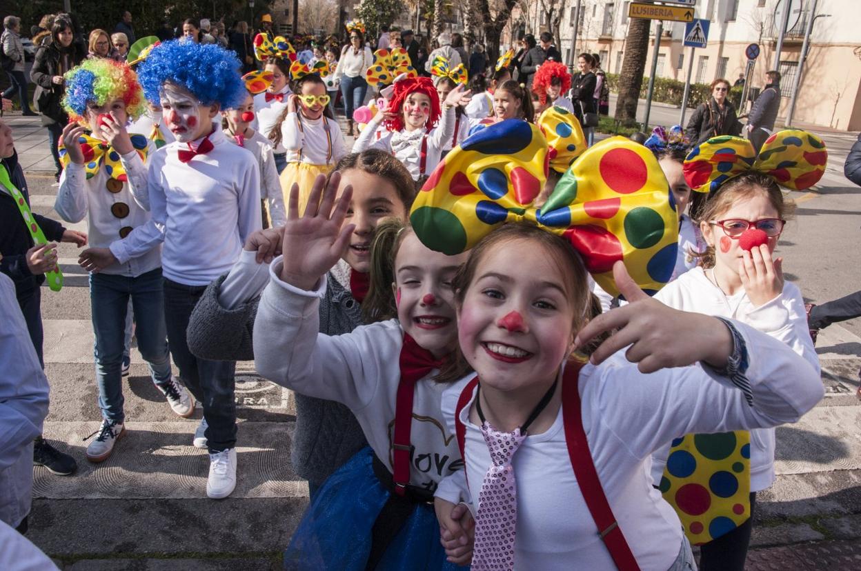 Los alumnos de las Josefinas salieron del colegio vestidos como los personajes de circo. pakopí