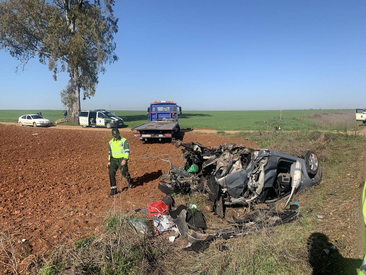 Fotos: Dos fallecidos y cinco heridos graves en una colisión en Calzadilla de los Barros