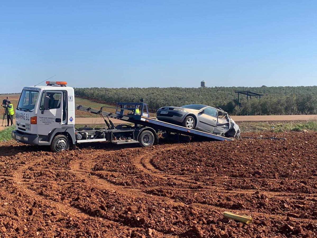 Fotos: Dos fallecidos y cinco heridos graves en una colisión en Calzadilla de los Barros