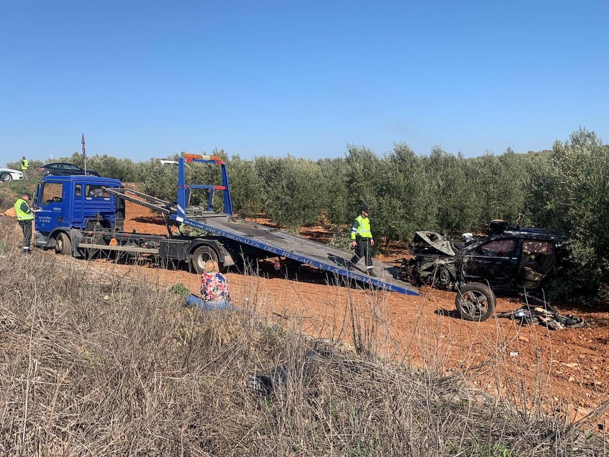 Fotos: Dos fallecidos y cinco heridos graves en una colisión en Calzadilla de los Barros