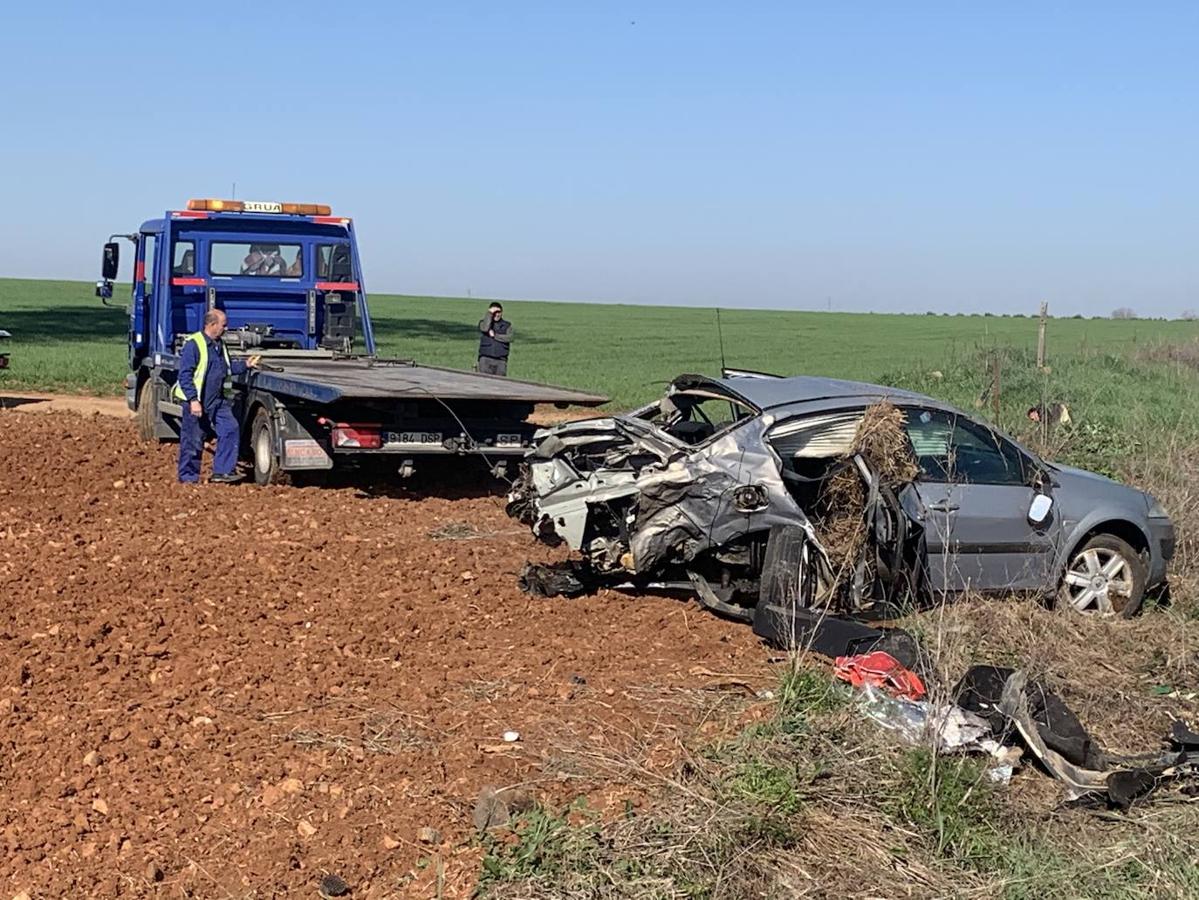 Fotos: Dos fallecidos y cinco heridos graves en una colisión en Calzadilla de los Barros