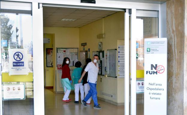 El personal médico del hospital de Codogno se protege del virus.