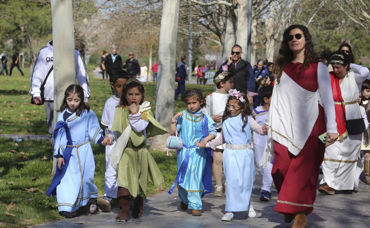 Pequeñas disfrazadas en el parque de las VII Sillas, en el desfile escolar.