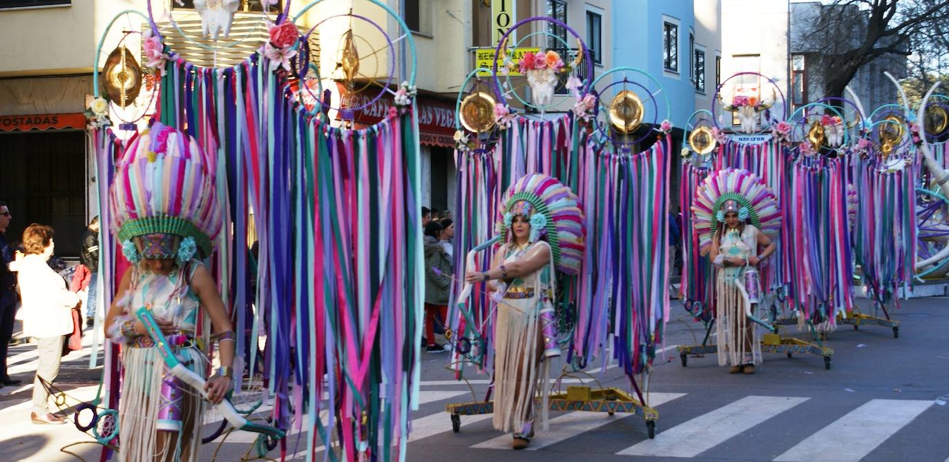 Fotos: Lleno absoluto en el desfile de carrozas y comparsas en Navalmoral