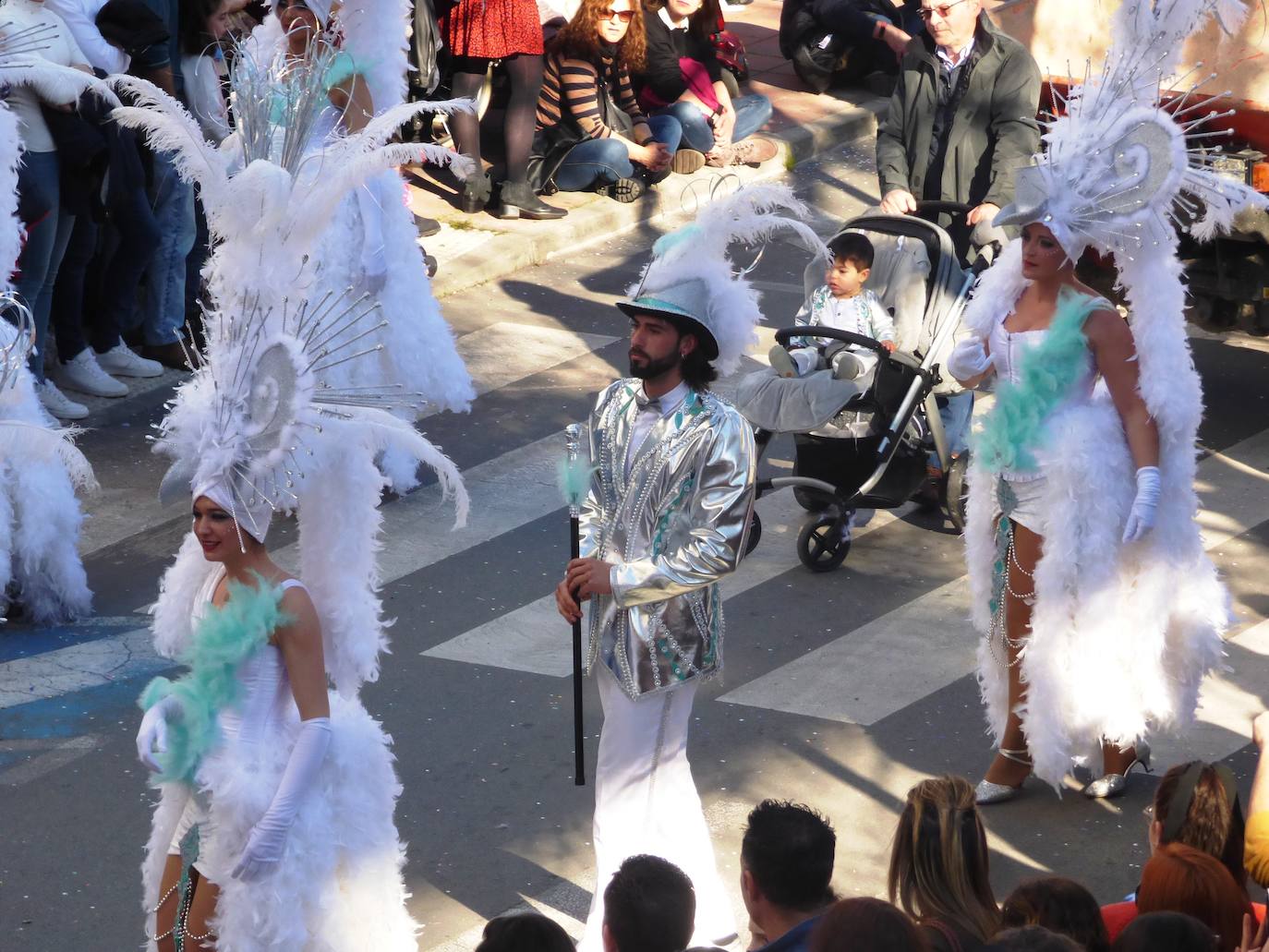 Fotos: Lleno absoluto en el desfile de carrozas y comparsas en Navalmoral